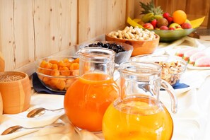 A breakfast buffet with various food items and beverages. - Hotel Leitner (Rio di Pusteria)