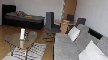 Basic Apartment, Non Smoking | Ruang tamu | 32 inci televisyen LED dengan digital, TV