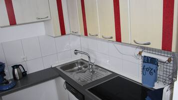 Basic-Apartment, Nichtraucher | Eigene Küche | Großer Kühlschrank, Mikrowelle, Ofen, Herdplatte