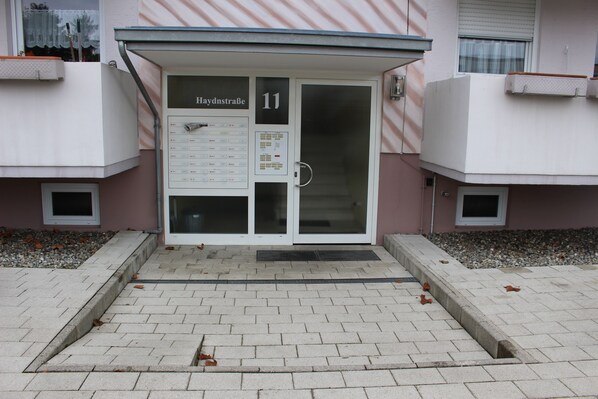 Property entrance - ZV-Scholtz Burghausen, Haydnstr.11 AP-3 (Burghausen)