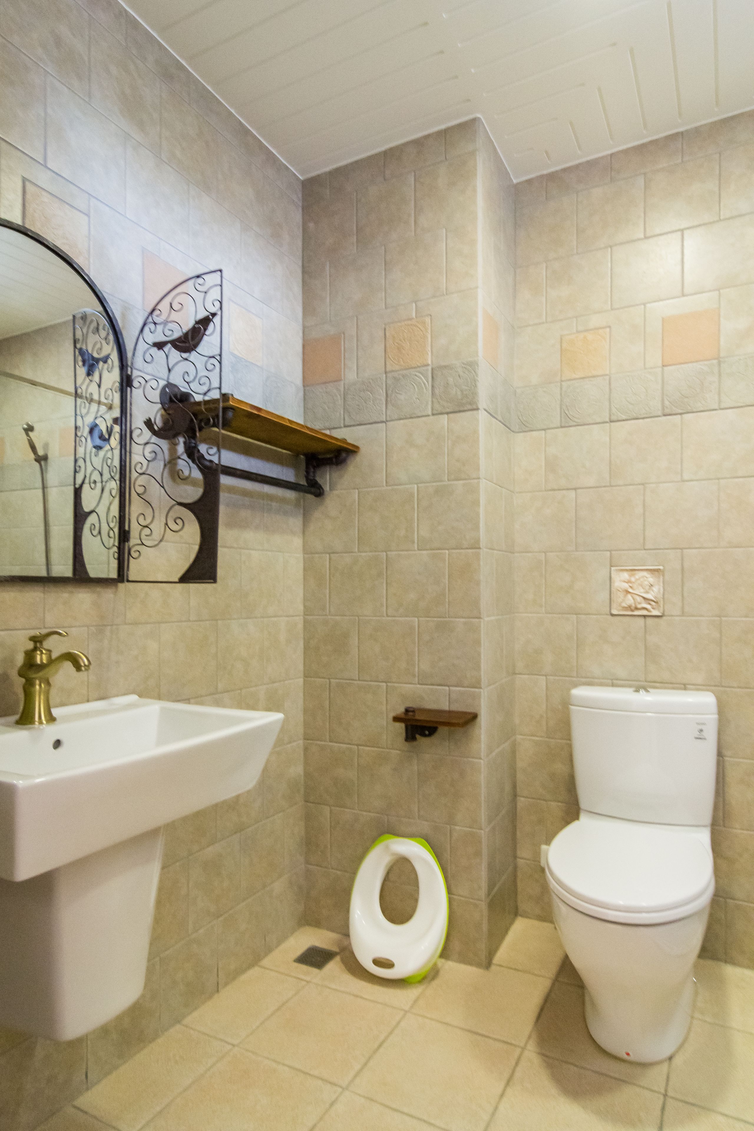 Ein Badezimmer mit einem weißen Waschbecken, einer Toilette und einer Duschkabine.
