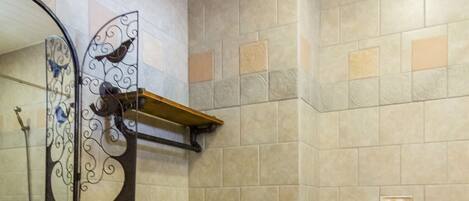 Ein Badezimmer mit einem weißen Waschbecken, einer Toilette und einer Duschkabine.