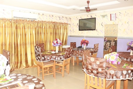 Desayuno con opciones de la cocina local diario (USD 10 por persona)