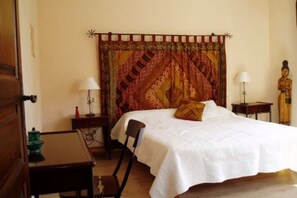 Habitación, vista al jardín (Lantanas) | Decoración personalizada y muebles diferentes
