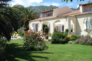 Vista frontal de la propiedad