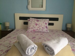 Chambre Ăconomique Double ou avec lits jumeaux, 1 trĂšs grand lit, non-fumeurs, vue jardin | Wi-Fi gratuit