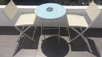 Chambre Ăconomique Double ou avec lits jumeaux, 1 trĂšs grand lit, non-fumeur, vue jardin | Vue depuis le balcon