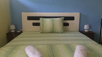 Chambre Ăconomique Double ou avec lits jumeaux, 1 trĂšs grand lit, non-fumeur, vue jardin
