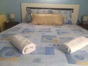Quarto casal ou duplo econômico, 1 cama King, para não fumantes, vista para o jardim | Wi-Fi de cortesia