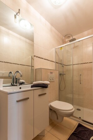 Basic Double Room (Bleu) | Bathroom sink - Chambre d'hôte la Flopré (Flocourt)