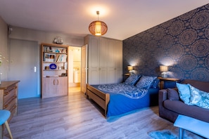 Quarto casal básico (Bleu) | Individualmente decorados, individualmente mobiliados, cortinas blackout
