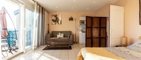 Perusstudio (Burkina) | Yksilöllisesti sisustettu, yksilöllisesti kalustettu, pimennysverhot