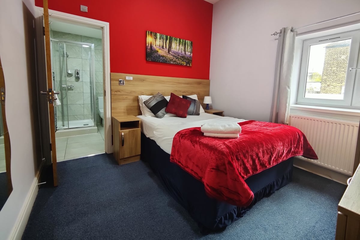 Standard Double Room, 1 Double Bed, Non Smoking, Ensuite | 1 bedroom, premium bedding, desk, soundproofing