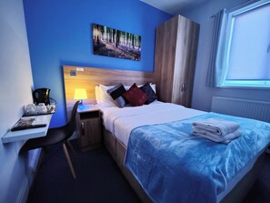 Standard Double Room, 1 Double Bed, Non Smoking, Ensuite | Premium bedding, desk, soundproofing, iron/ironing board - Wellesley Hotel (Ilford)