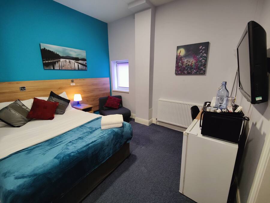 Sengetøy av topp kvalitet, skrivebord, lydisolert og strykejern/-brett