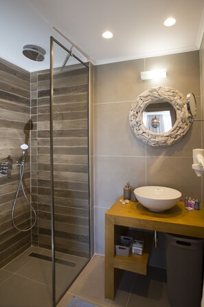 Shower, rainfall showerhead, free toiletries, hair dryer