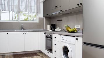 Ísskápur í fullri stærð, bakarofn, eldavélarhellur