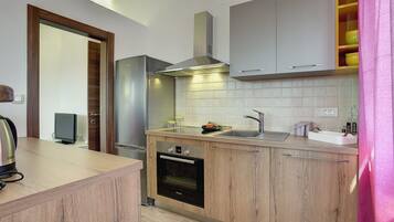 Fridge, stovetop, dishwasher, coffee/tea maker