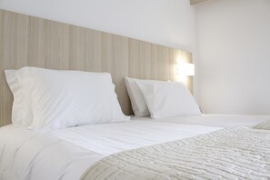 Standard-Zweibettzimmer | Schreibtisch, kostenlose Babybetten, kostenloses WLAN, Bettwäsche