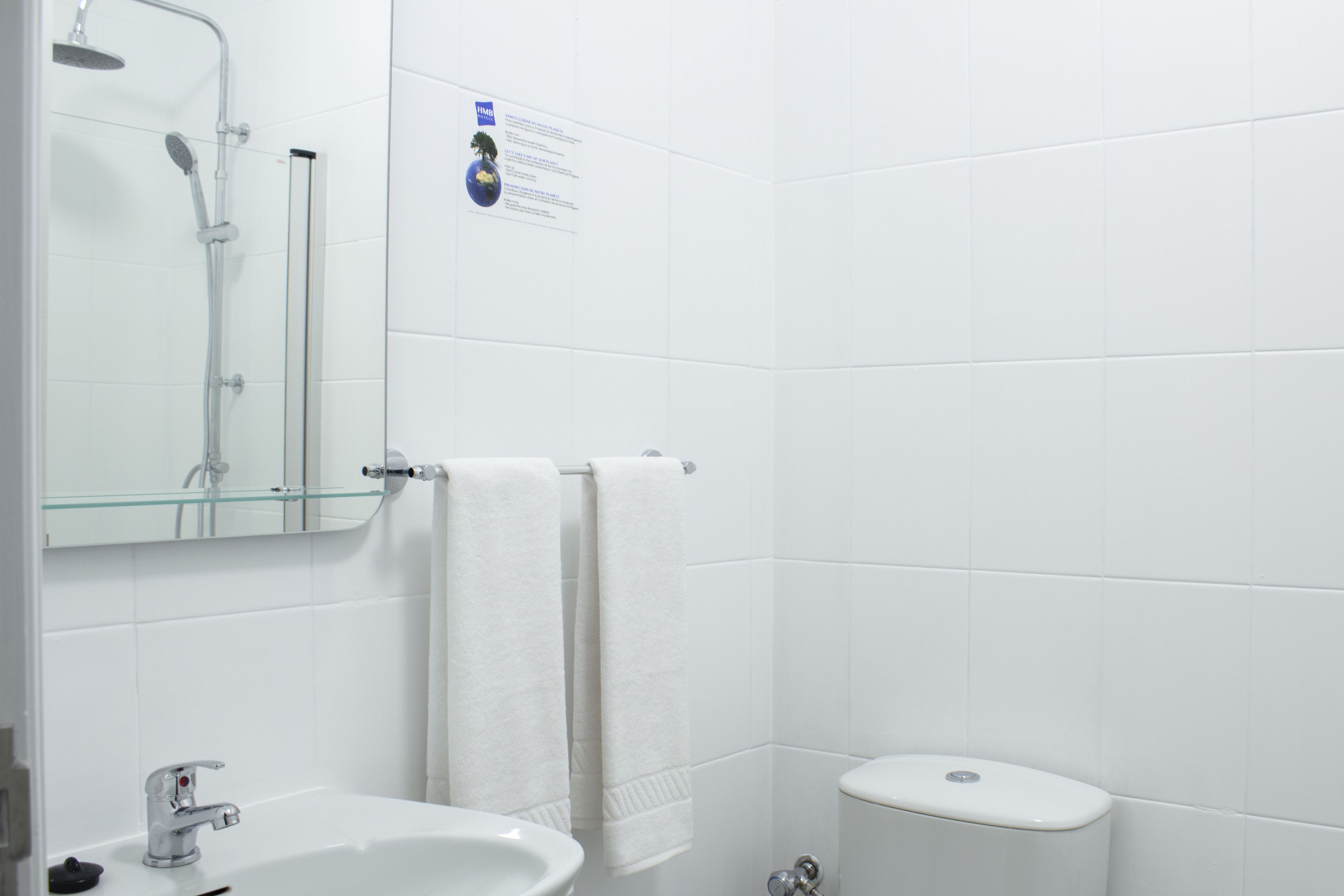 bathtub, deep-soaking bathtub, free toiletries, hair dryer