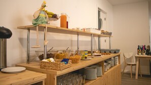 A buffet setup with various food items and beverages. - HMB Fermentelos Hotels (Agueda)