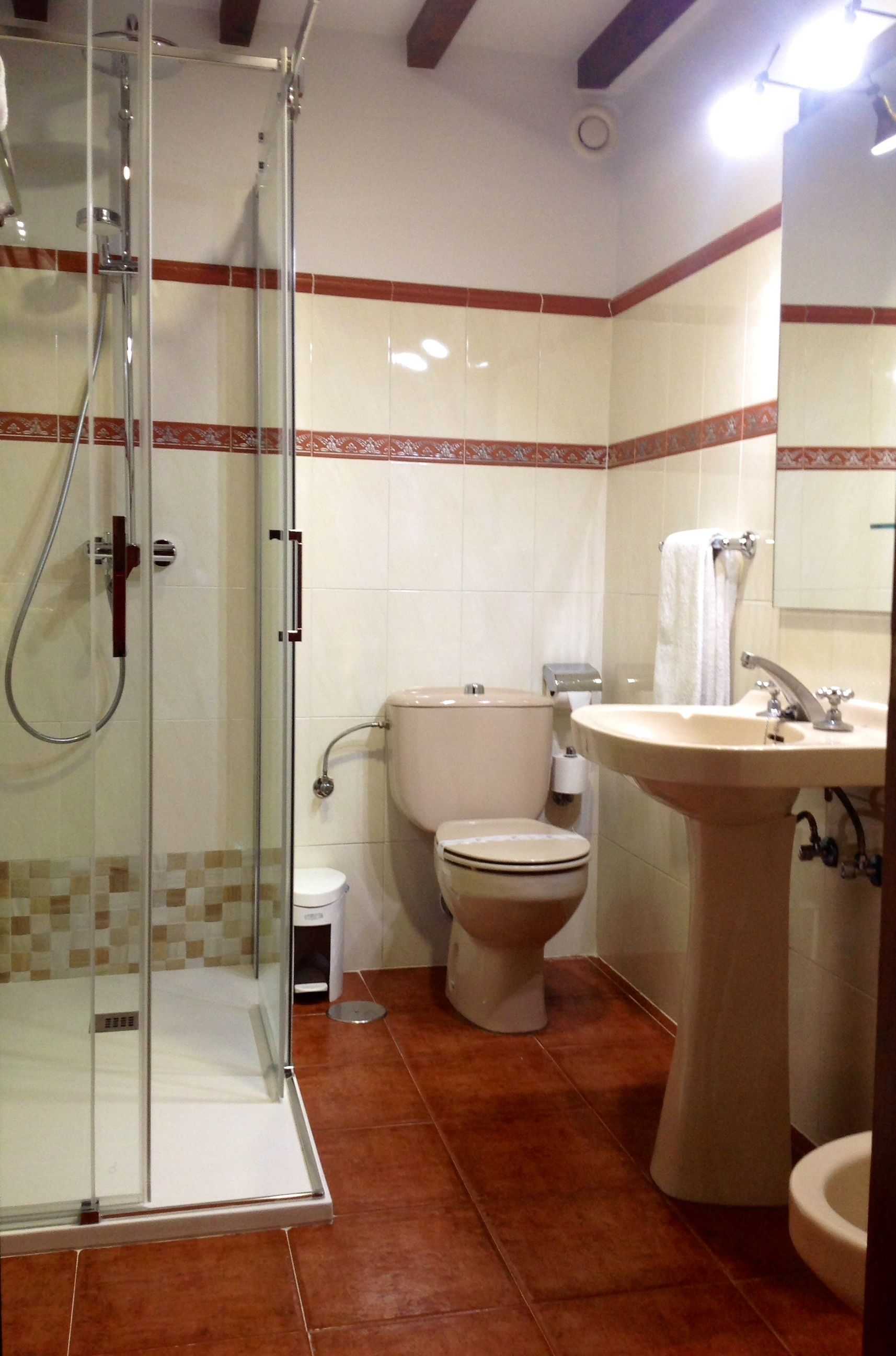single room, non smoking | bathroom | shower, free toiletries, hair dryer, towels