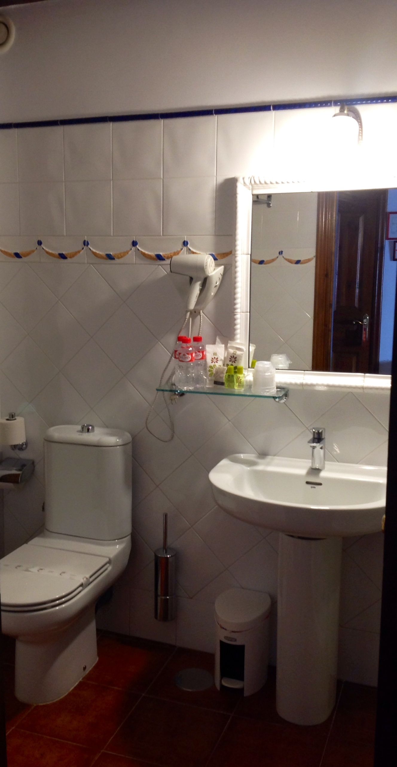 single room, non smoking | bathroom | shower, free toiletries, hair dryer, towels