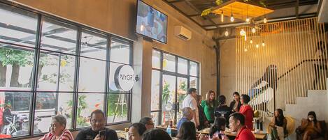 Se sirven desayunos, comidas, cenas y cocina local