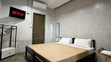 Deluxe Room | Laptop workspace, free WiFi, bed sheets