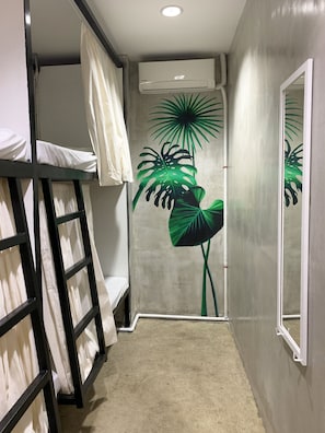 Espacio para trabajar con laptop, wifi gratis y ropa de cama 