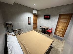 Espacio para trabajar con laptop, wifi gratis y ropa de cama 