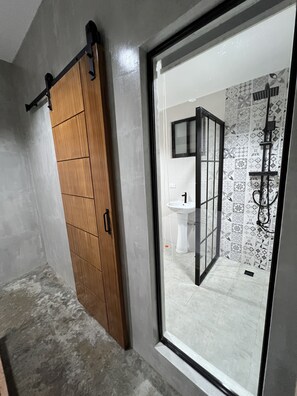 Quarto luxo | Banheiro | Chuveiro, bidê, toalhas de banho 
