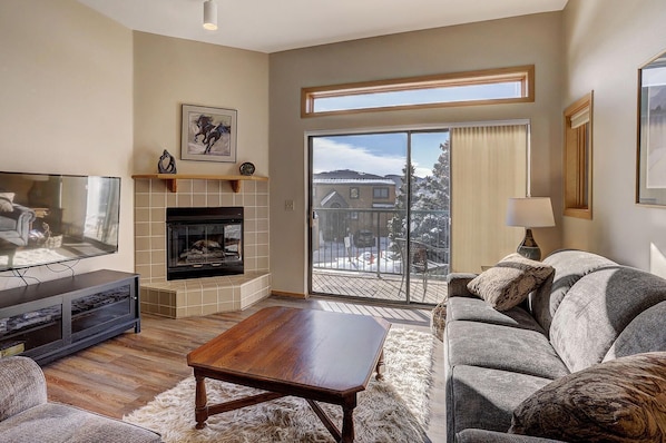 Smart TV, fireplace