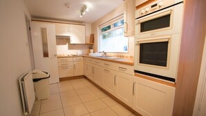 House, 3 Bedrooms | Private kitchen - Fourwinds (Penzance)