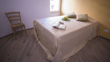 Einzelzimmer | Individuell dekoriert, individuell eingerichtet, Schreibtisch