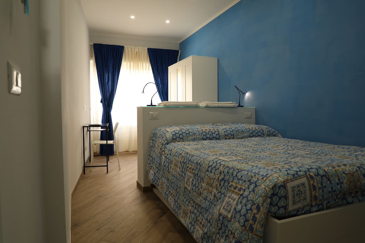 Chambre double, baignoire à jets | Bureau, accès au Wi-Fi (inclus), décor unique, ameublement unique