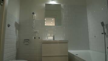 Doppelzimmer, Whirlpool | Badezimmer | Dusche, Haartrockner, HandtĂŒcher