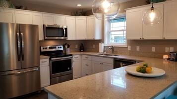 Frigorifero, microonde, forno, piano cottura