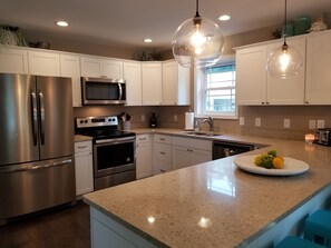 Jääkaappi, mikroaaltouuni, uuni, liesi