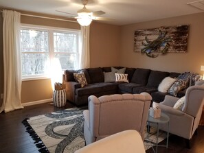 Una Smart TV, videojuegos, un reproductor de DVD