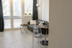 Apartment | Living area | 40-inch flat-screen TV with cable channels, TV - Rondo ONZ Jana Pawła II 26 (Warsaw)