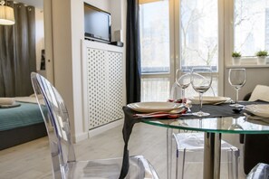 StrykjÀrn/strykbrÀda, gratis wi-fi och sÀngklÀder