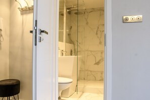 Chuveiro, toalhas de banho