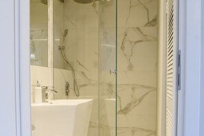 Apartment | Bathroom shower - Rondo ONZ Jana Pawła II 26 (Warsaw)