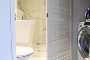 Shower, towels - Rondo ONZ Jana Pawła II 26 (Warsaw)
