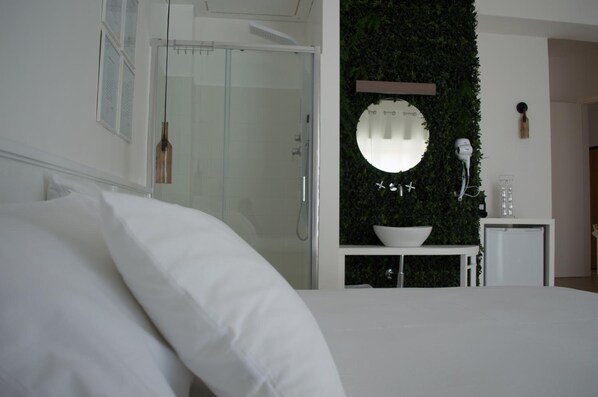 迷你吧、办公桌、遮光窗帘、免费 WiFi