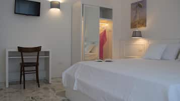 Ein Schlafzimmer mit einem Bett, einem Schreibtisch und einem Stuhl.
