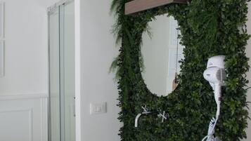 Articles de tocador gratuïts, assecador de cabells, bidet i tovalloles