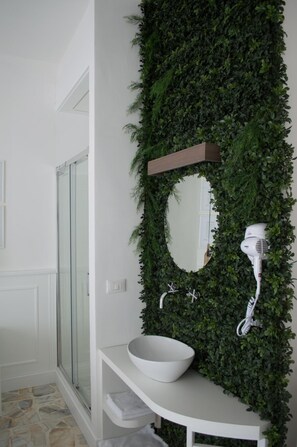 Gratis toiletartikelen, een haardroger, een bidet, handdoeken
