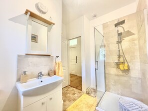 Comfort Cottage, Ensuite | Bathroom - Maison De L'etang (Essey)